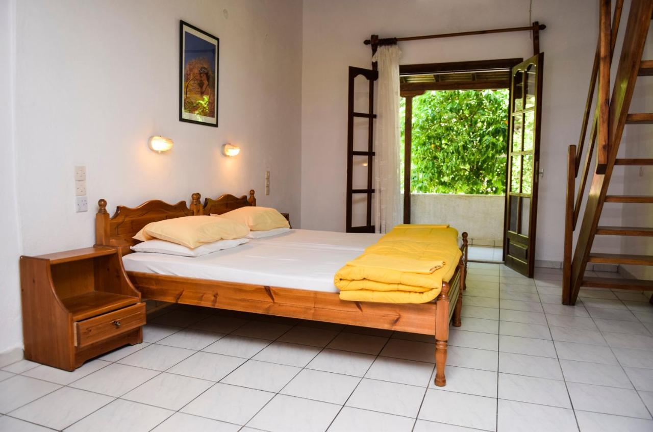 Amalia Apartments Koukounaries ภายนอก รูปภาพ